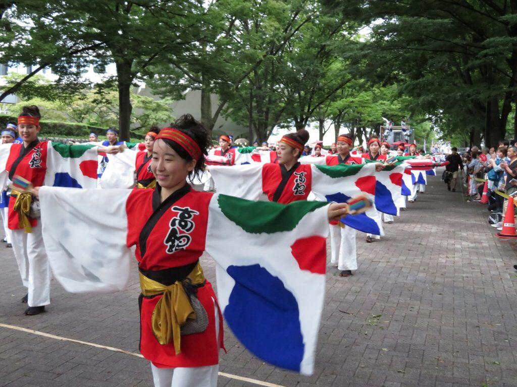 道を踊りながら進んでいく「流し」は高知のよさこいでも主流やけんど、参道を神社へ向かって進んでいくのは特別な感じがした