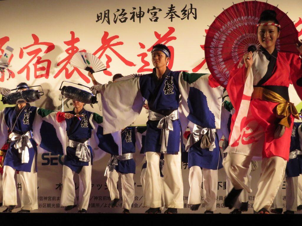 夜の7時過ぎから神宮の森に包まれた「原宿口ステージ」