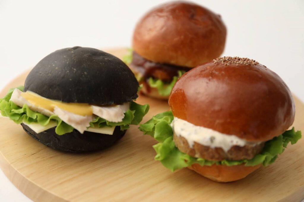 「四万十ターキーとスライスチーズ」、「四万十ポークソーセージ」、「須﨑のサカナコロッケ」の3種類があるオリジナルのハンバーガー