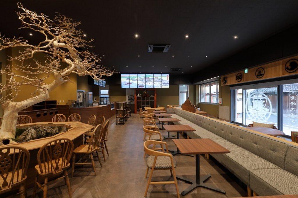 店内に入るとまず目に留まるのは、樹齢300年以上の松の皮を剥いで加工した大きな木のオブジェ