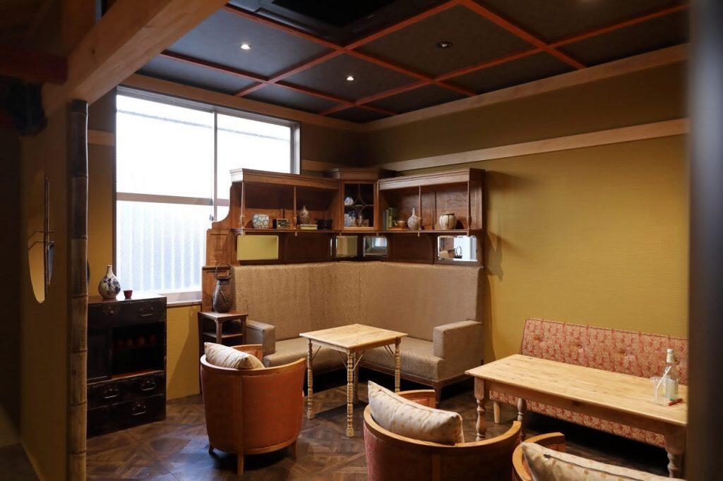 周りにはカウンターやテーブル、ソファー席があり、思い思いのひと時を過ごせます