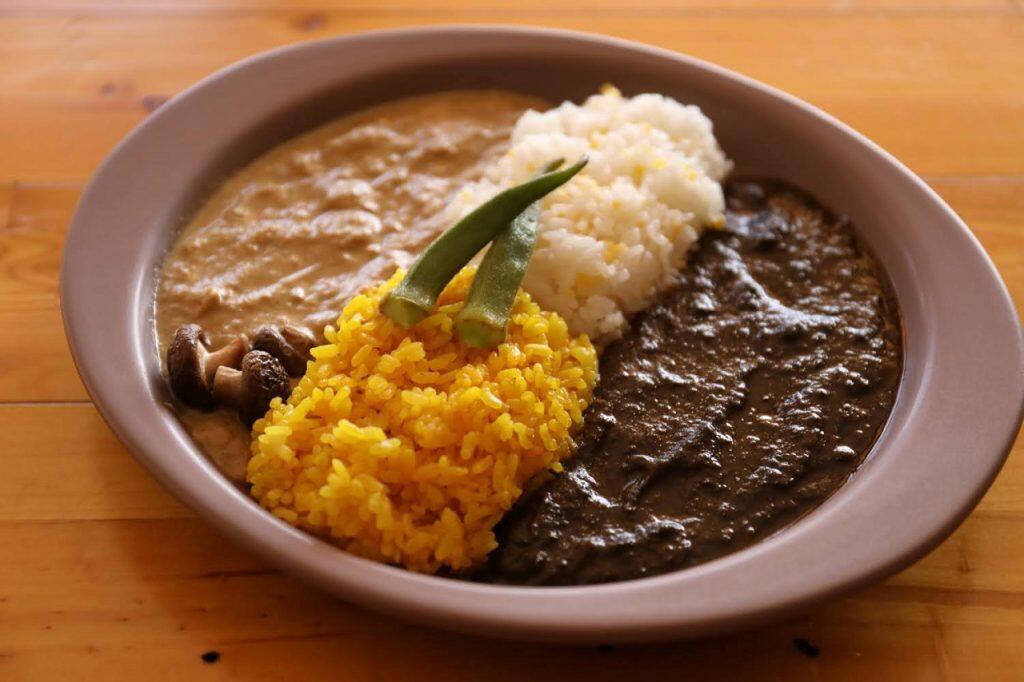 地元産の真鯛を使った『大漁堂白カレー』や、四万十ポークを使った『大漁堂黒カレー』