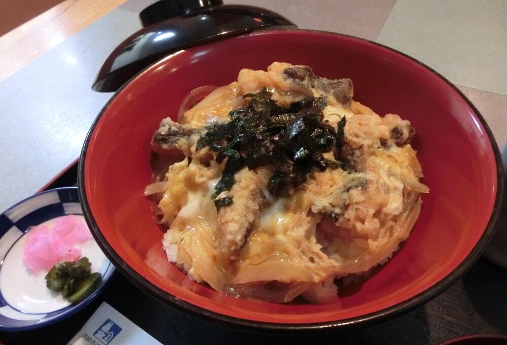 うつぼ丼/ウツボの唐揚げ和風出汁を合わせた、卵丼/海のギャングウツボ
