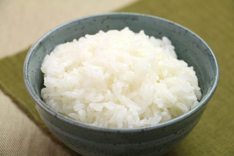 炊きたてのお米は、芳ばしい香りと噛むほどに感じる甘みがなんともたまらず、おかずなしで何杯もいけちゃいます