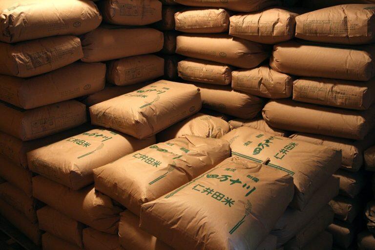 「武吉米穀店」では、刈り取った稲穂の籾(もみ)だけを取って乾燥した後、16℃の低温倉庫で保管