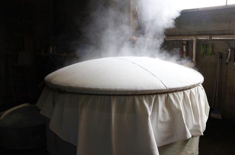 高知県産を中心に厳選した酒造好適米、高知県が開発した高知酵母を使ってじっくりと醸し