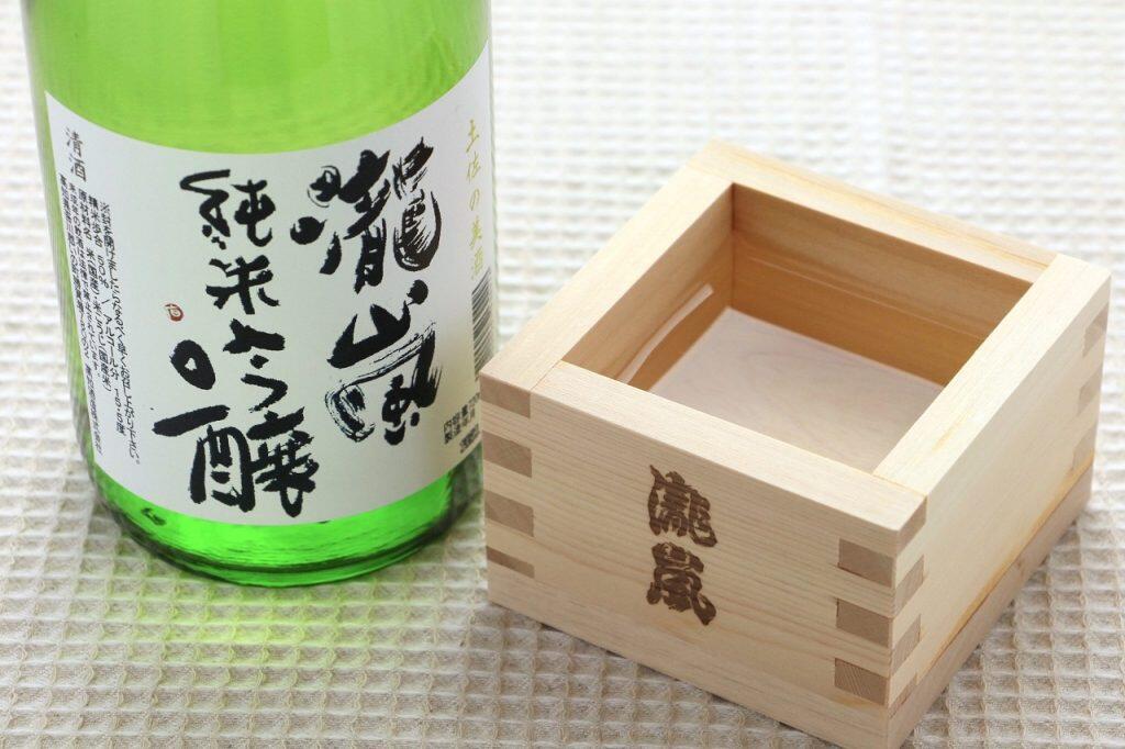 「瀧嵐」のなかでも私たちのオススメは、酒造好適米・五百万石を50%まで磨きあげて作る「瀧嵐 純米吟醸」