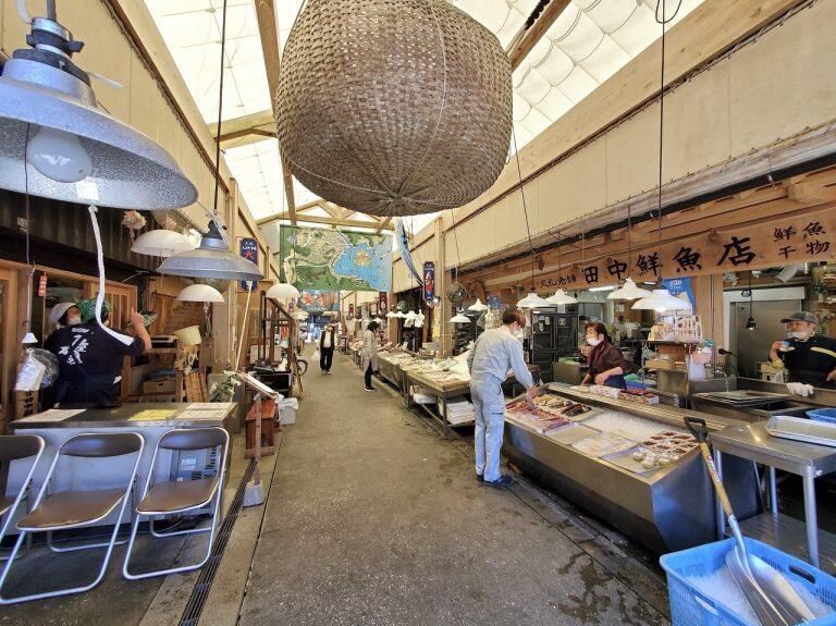 市場を奥に進むと見えてくる「田中鮮魚店」の看板