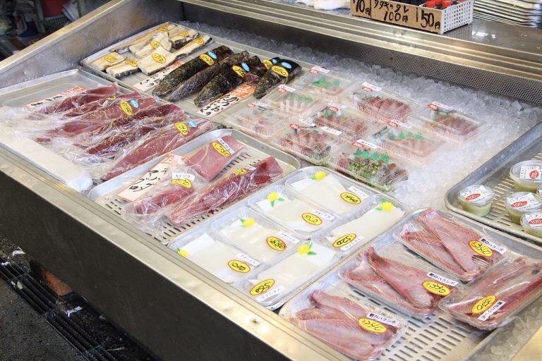 店頭には、旬の干物やピチピチ鮮魚がズラリ