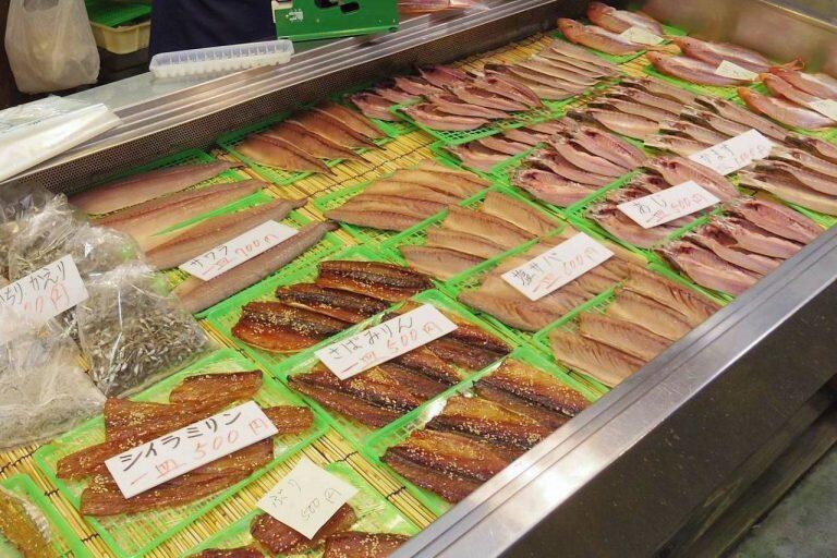 一枚一枚時間をかけて丁寧に塩出し後、冷風乾燥することで、魚本来の旨味を凝縮した干物に仕上がります