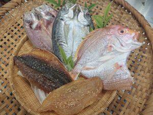 人気のアジをはじめ、上品な甘みを感じるレンコダイや肉厚でふわふわ食感のカマス、脂のりバツグンのサバなど、豊富な種類の干物が揃う「田中鮮魚店」
