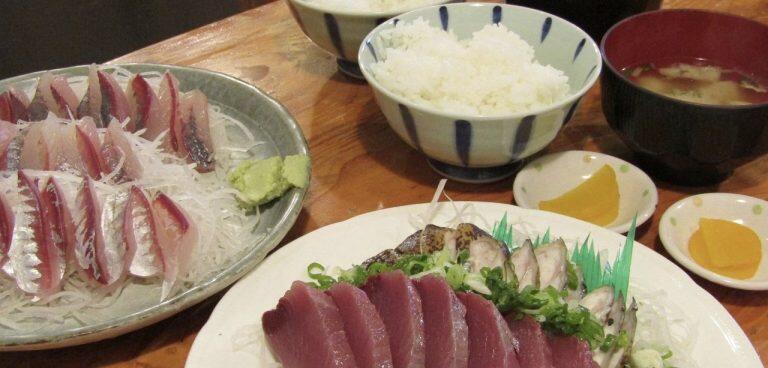 「田中鮮魚店」で購入したお刺身や鰹のタタキ、干物などをすぐに食べられます