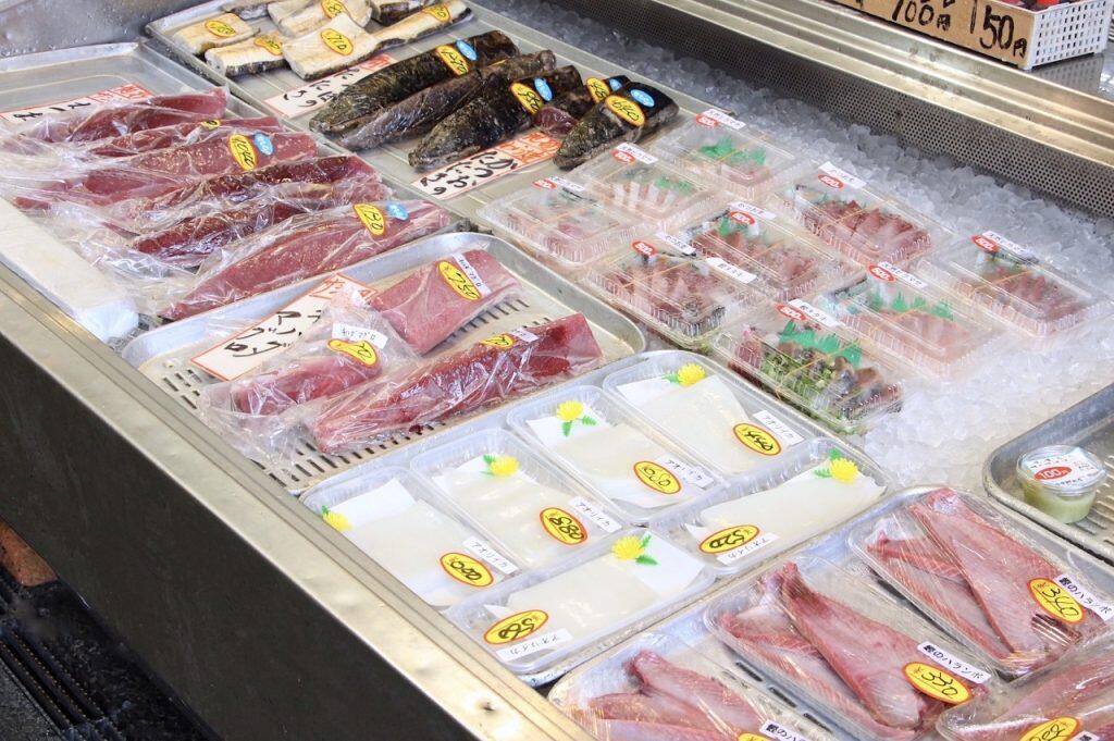 地元獲れのピチピチ鮮魚の刺身や自慢の干物、一本釣りのカツオなどがズラリと並びます