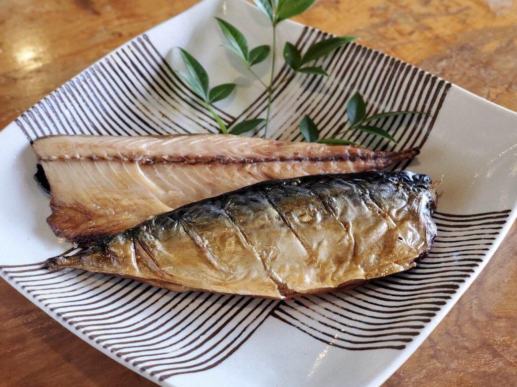 香ばしく焼きあげれば、ふっくらしっとりとした食感と、骨周りの身までまんべんなく塩味が回ったヤミツキ必至の美味しさに、ご飯やお酒が進むこと間違いなし