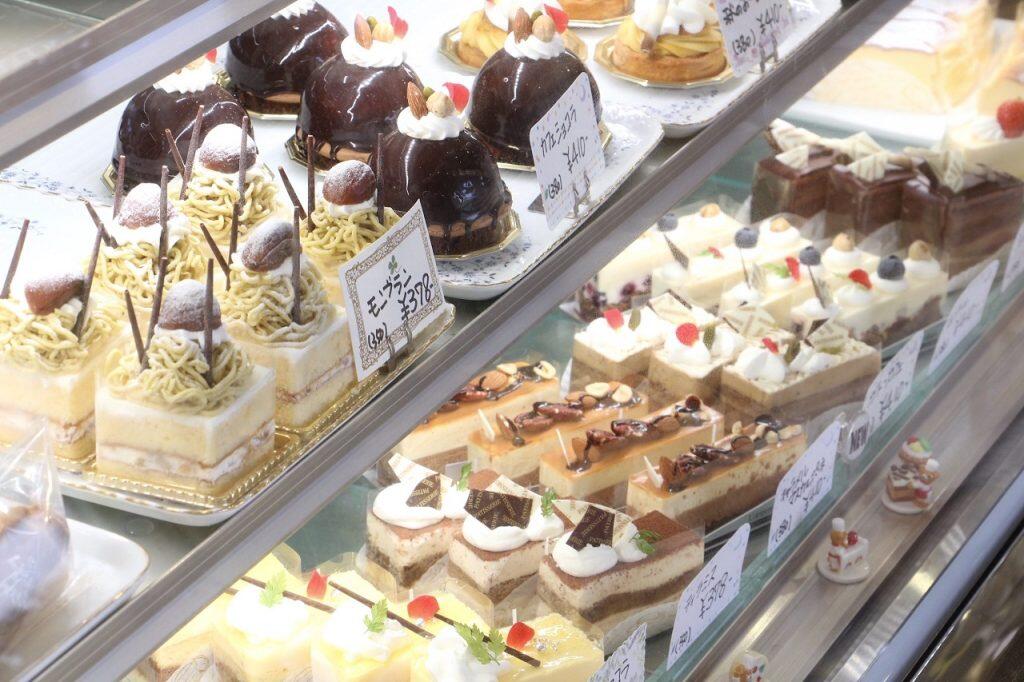 店内は甘い香りが漂い、ショーケースの可愛らしいケーキに目を奪われます