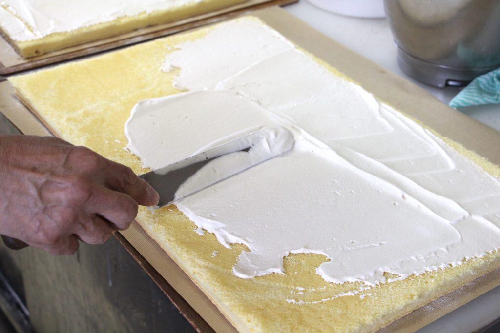 熟練の技で生クリームを優しく巻き上げていき「タン・プル・タン」自慢のロールケーキが完成