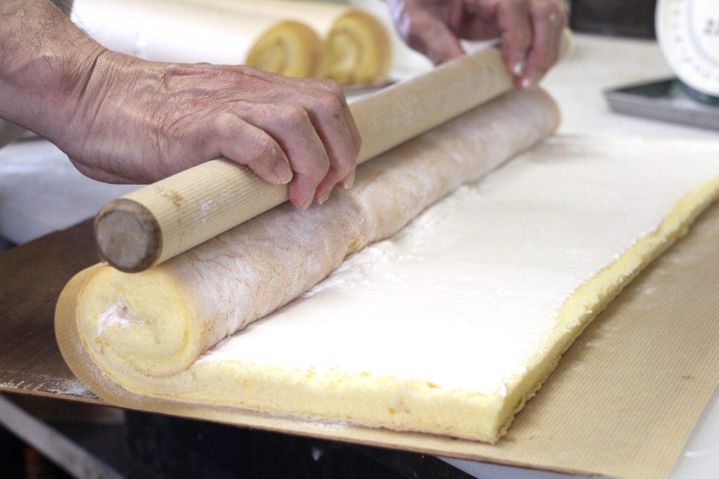 熟練の技で生クリームを優しく巻き上げていき「タン・プル・タン」自慢のロールケーキが完成