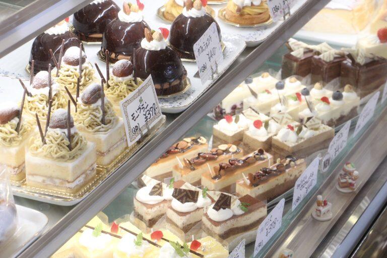 店内には、色とりどりのケーキがショーケースに並んでいる