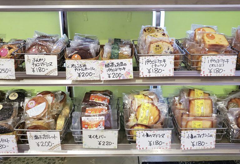 手作りのパウンドケーキや地元の天日塩を使ったチーズガレット