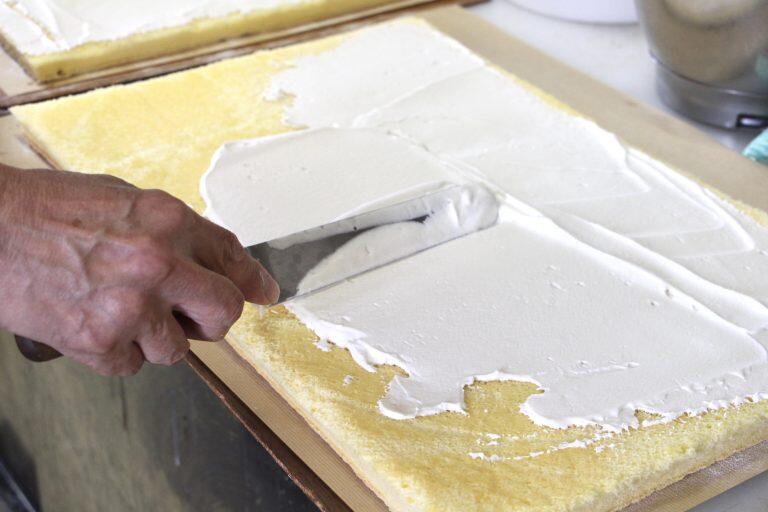 東京都の洋菓子店で知識や技術を学んだ後、ご実家の老舗和菓子店「有田有為堂」で修行を重ねたスイーツのプロフェッショナル