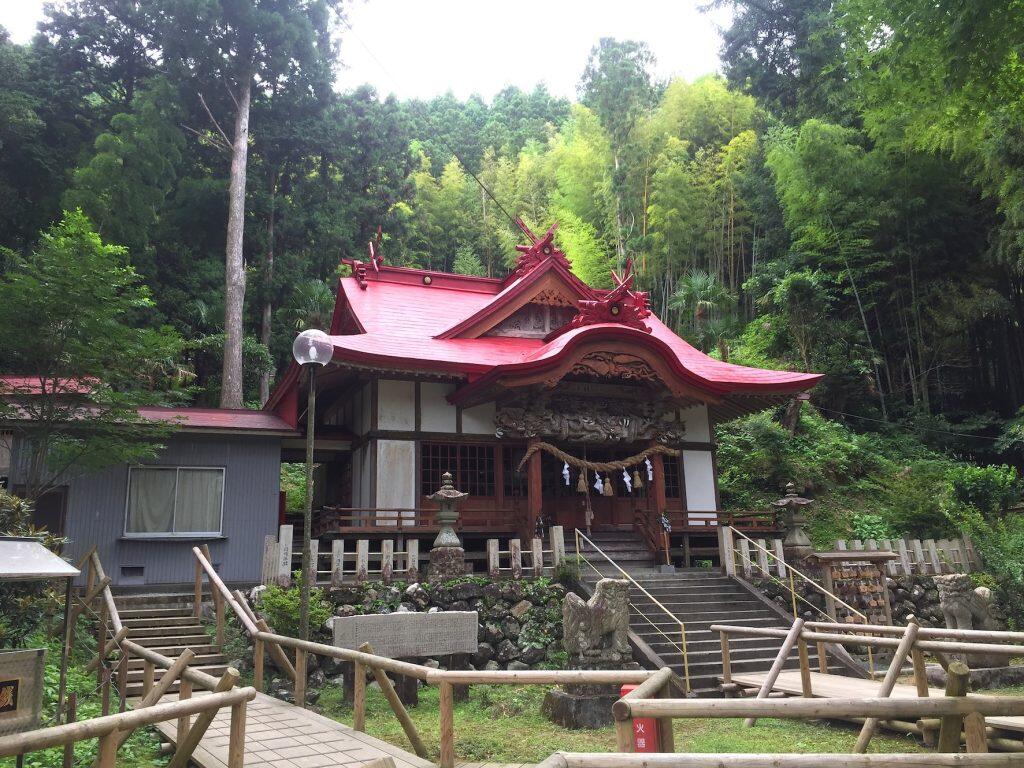 「杉の大スギ」は、南大杉、北大杉と呼ばれる二株の大杉からなっており、それぞれの株が根元で繋がっていることから、別名「夫婦杉」とも呼ばれています。