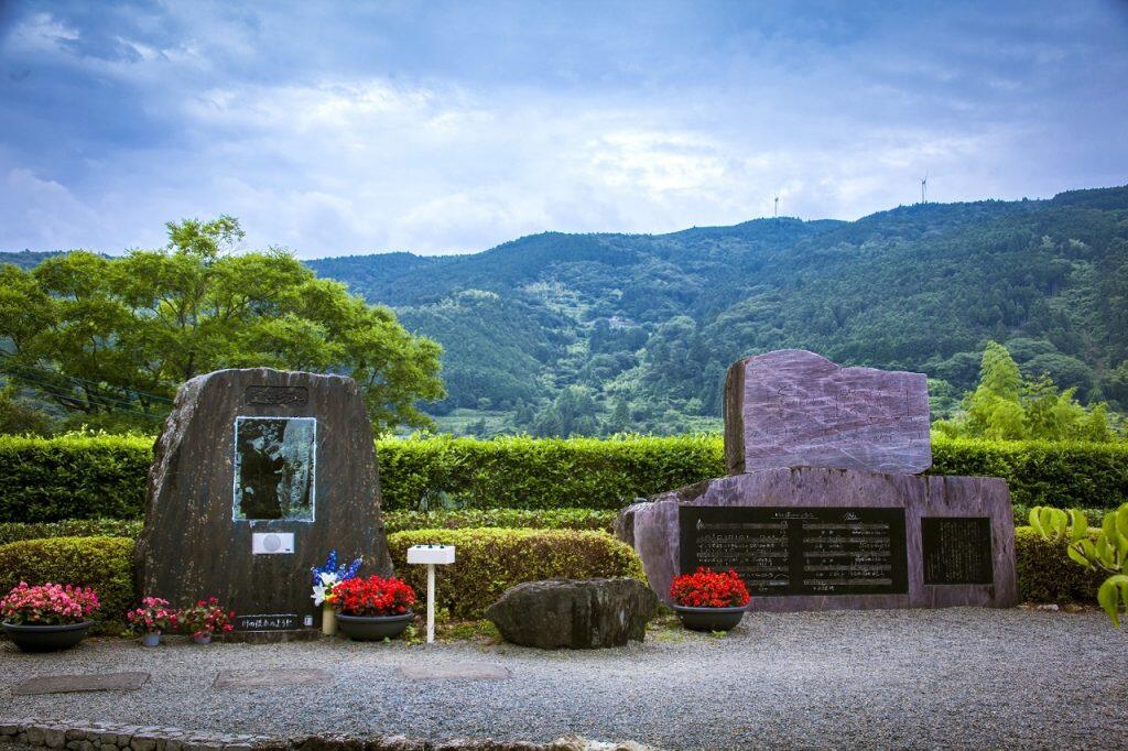 ひばりさんの没後、大スギの近くに遺影碑と歌碑を建立。