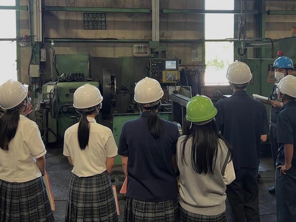 高校生に鋳造を実際に見学してもらっている様子/株式会社トミナガ