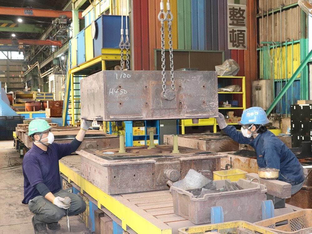 鋳造の様子-1/株式会社トミナガ
