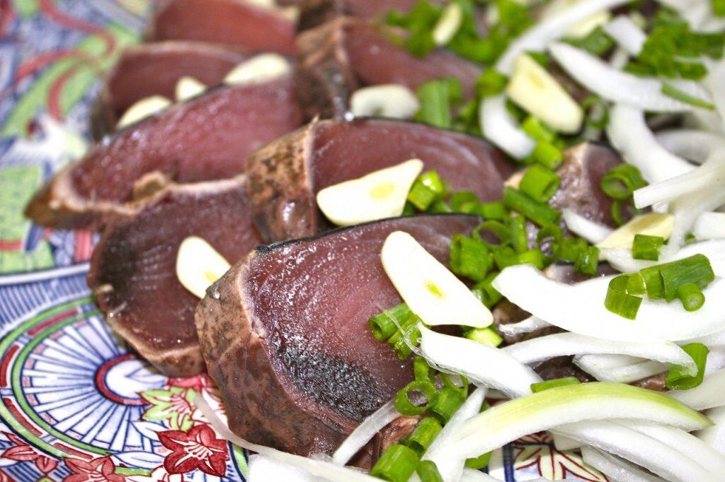 芳ばしい藁焼きの香り溢れる「四万十生産」のトロ鰹のたたき!