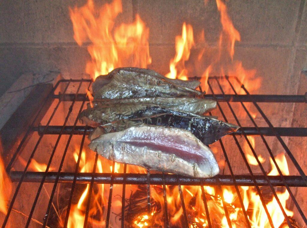 「おさかなのまち」として知られる須崎市の漁師が、大きな手持ち網で丁寧に手焼し、藁焼きたたきを作っている