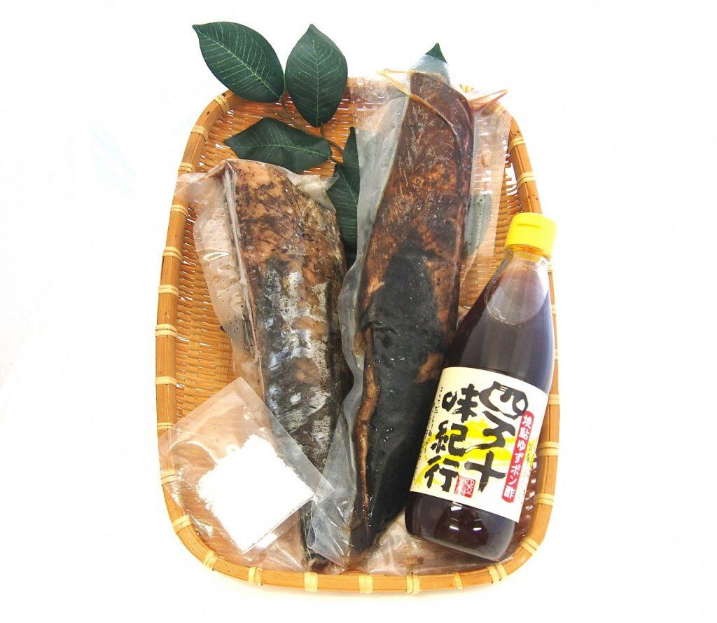 「藁焼きトロ鰹のたたきセット」に付いている室戸海洋深層水塩で風味がグッと引きたった鰹をご賞味あれ