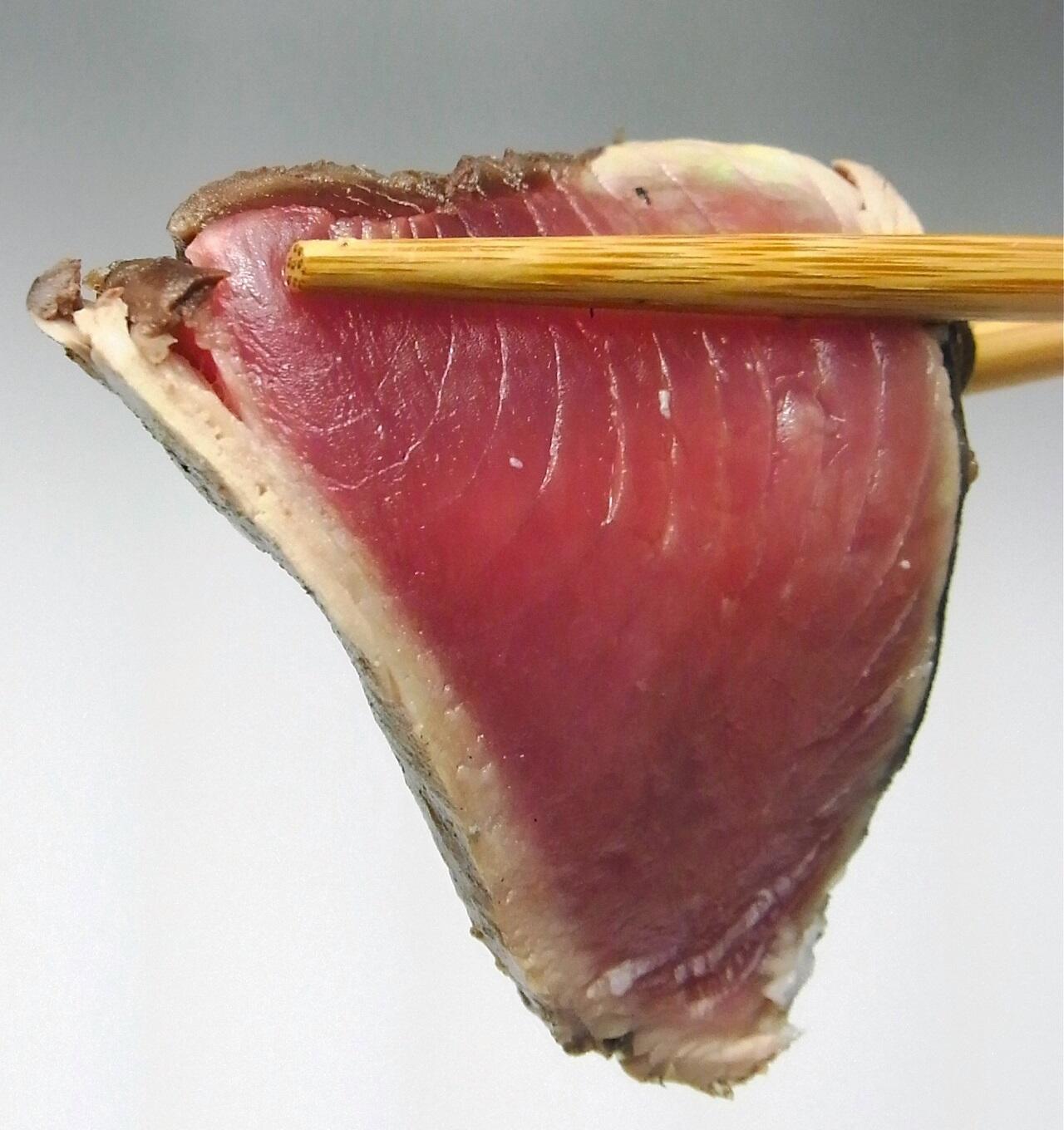 しっかりと脂の乗った藁焼きトロ鰹のたたき