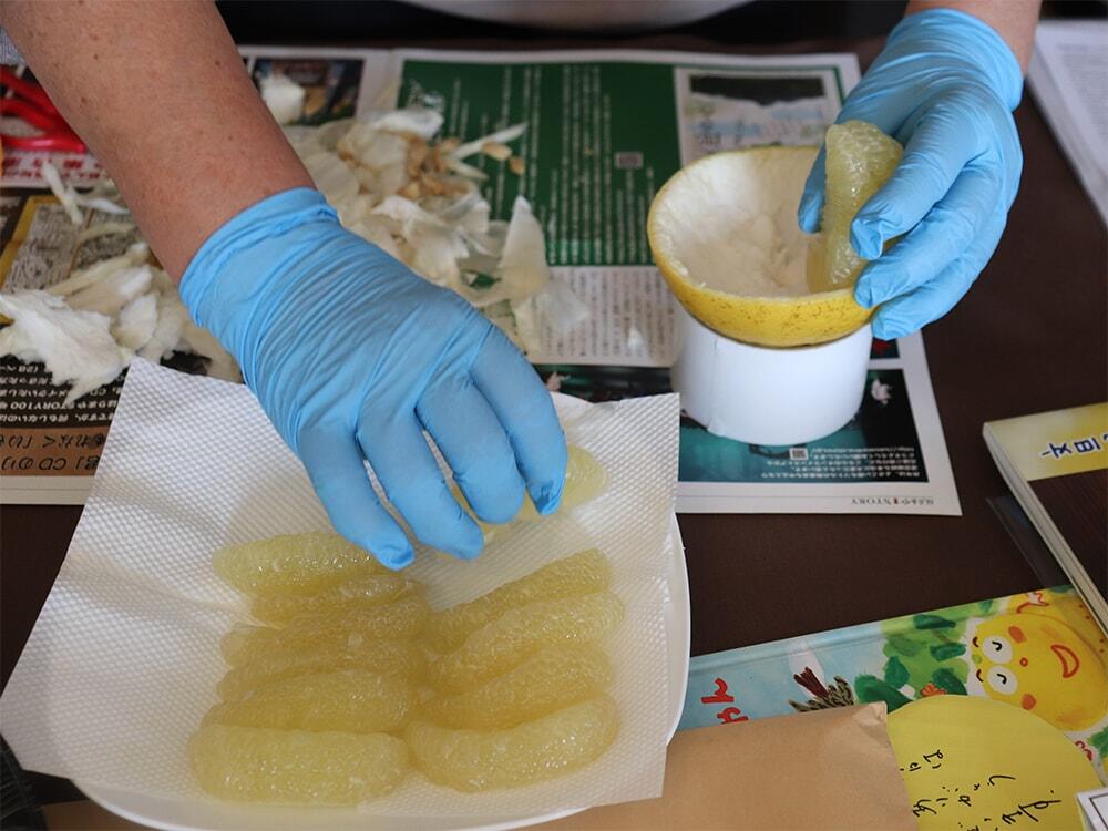 サプライズ文旦の作り方-手順④/剥いた文旦を外皮に並べて盛り付けていく