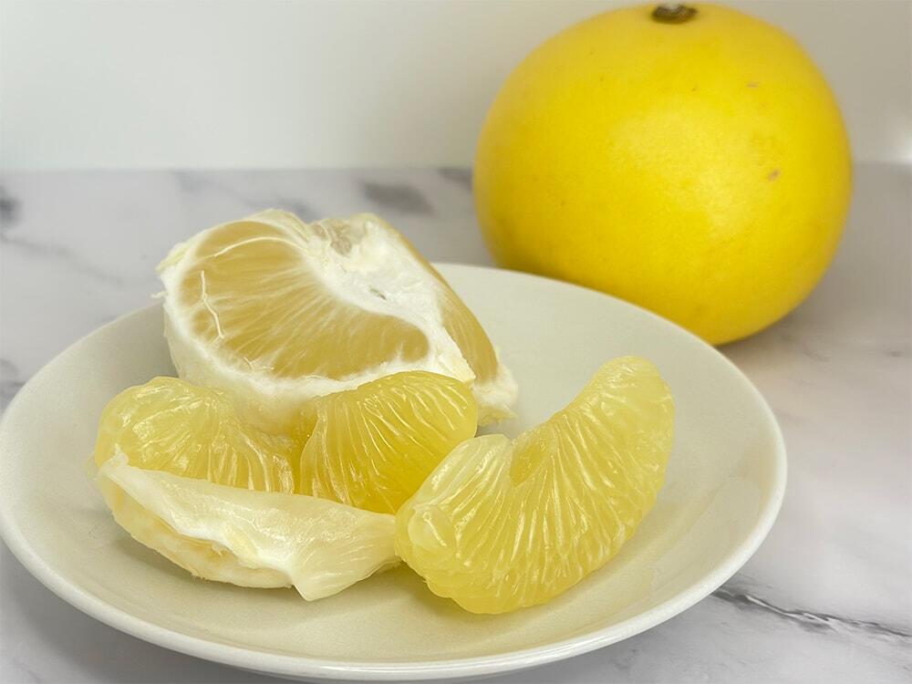 お皿に盛り付けられた文旦の写真