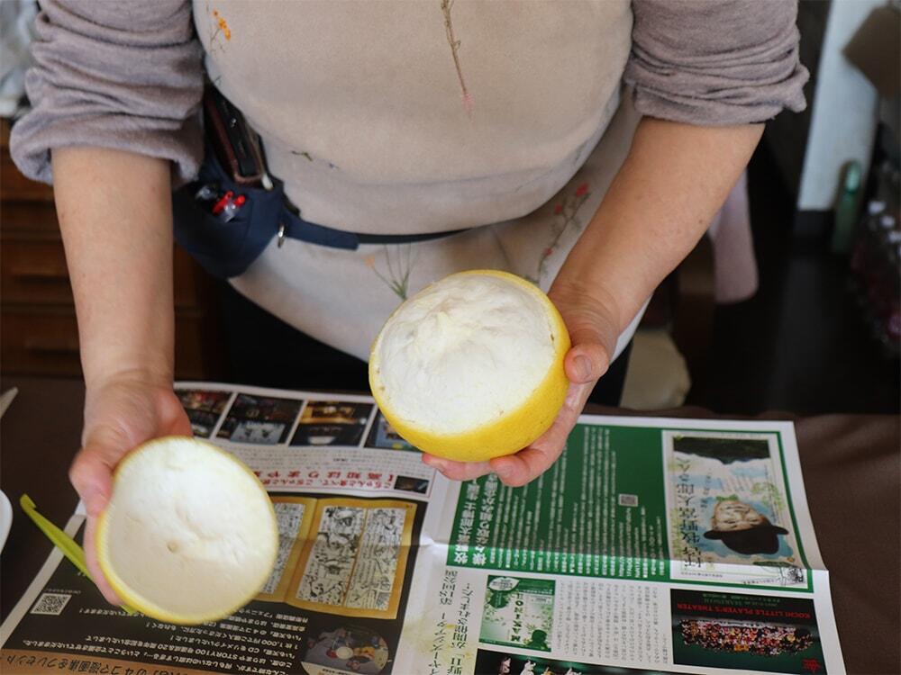 サプライズ文旦の作り方-手順①/文旦に切れ込みを入れ、綺麗に皮を剥く