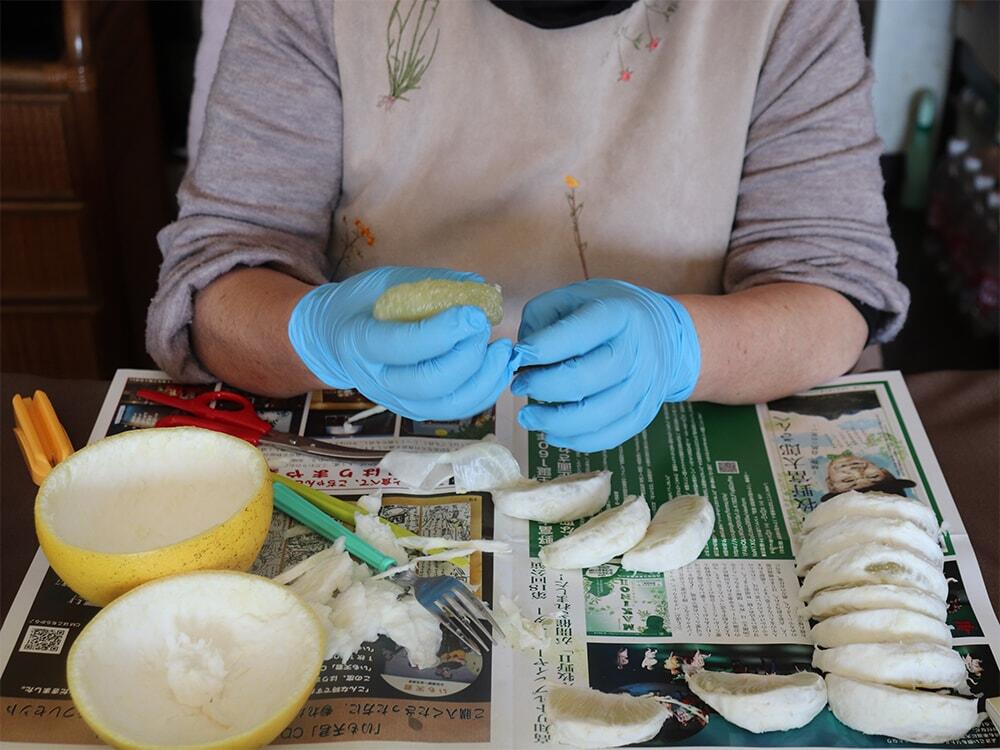 サプライズ文旦の作り方-手順③/綺麗に形が崩れないよう気を付けながら薄皮を剥く