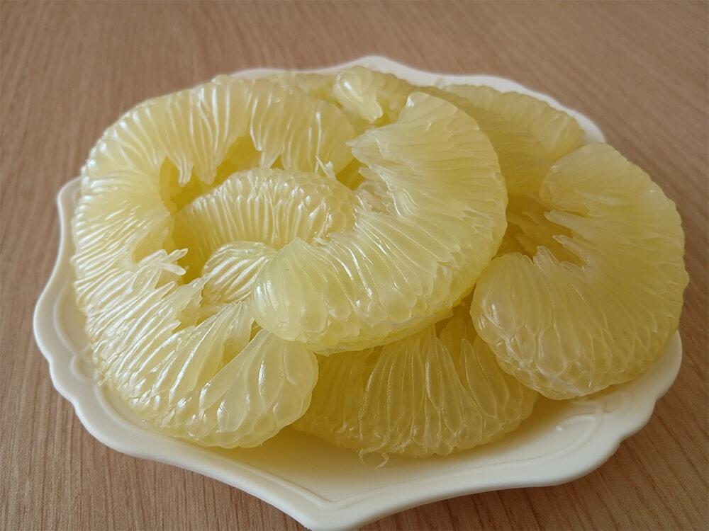 薄皮まで綺麗に剥かれた文旦の写真