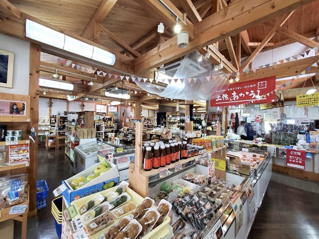 木のぬくもり溢れる店内には、嶺北地域の地場産品を中心に、あれもこれもと欲しくなる商品が盛りだくさん