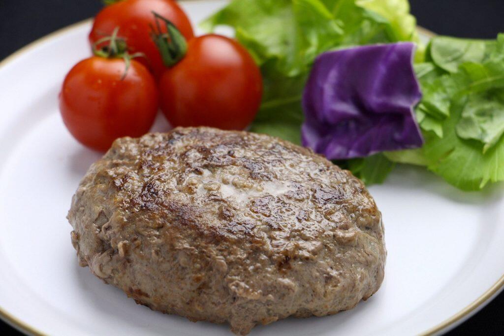 フライパンで焼くだけの手軽さも人気で、しっかりした味わいの赤身と、しつこくない上品な脂とのバランスがなんとも美味