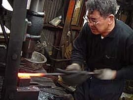 鍛造技術と伝統技法を受け継ぎ「土佐打刃物」を作る、昭和48年創業の「迫田刃物」があります