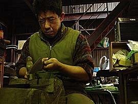 二代目の迫田剛さんは、福井県越前市の刃物店で修行後、日本有数の砥ぎ師に師事し、その後「迫田刃物」の包丁砥ぎ師として従事