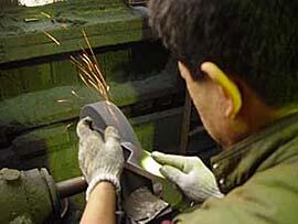 二代目の迫田剛さんは、福井県越前市の刃物店で修行後、日本有数の砥ぎ師に師事し、その後「迫田刃物」の包丁砥ぎ師として従事