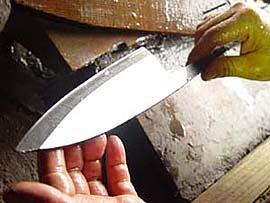 二代目の迫田剛さんは、福井県越前市の刃物店で修行後、日本有数の砥ぎ師に師事し、その後「迫田刃物」の包丁砥ぎ師として従事