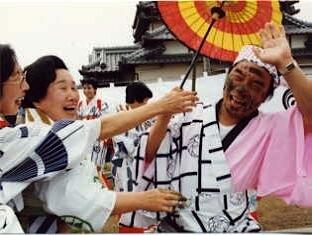 お祭り初日は、長浜にある「若宮八幡宮」の社殿にて神事が行われ、揃いの浴衣を着た氏子たちが神田まで踊りながら移動します