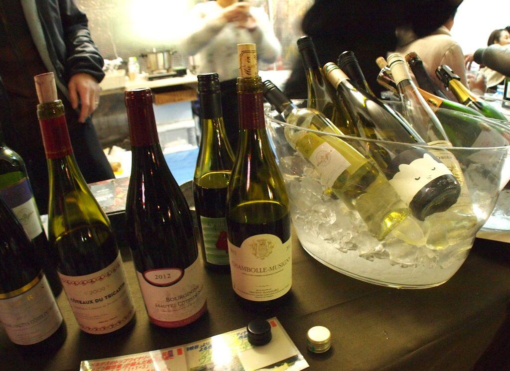 ワインやカクテルを楽しむ