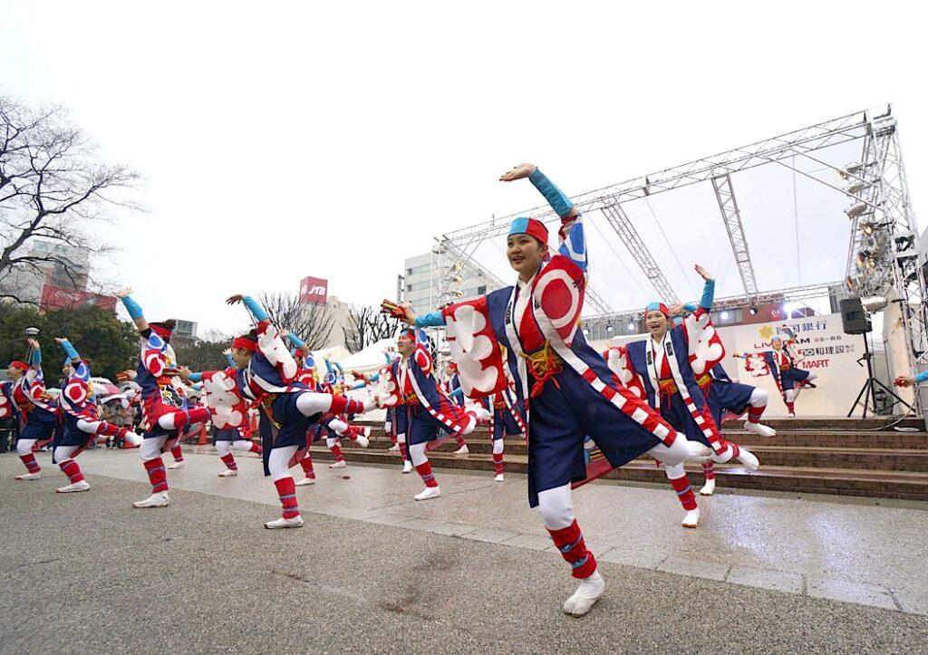 同日、高知市中央公園や商店街では、本場・土佐のよさこい鳴子踊りが楽しめる「土佐のおきゃく よさこい春の舞」も開催。高知銀行踊り子隊も参加しますよ。