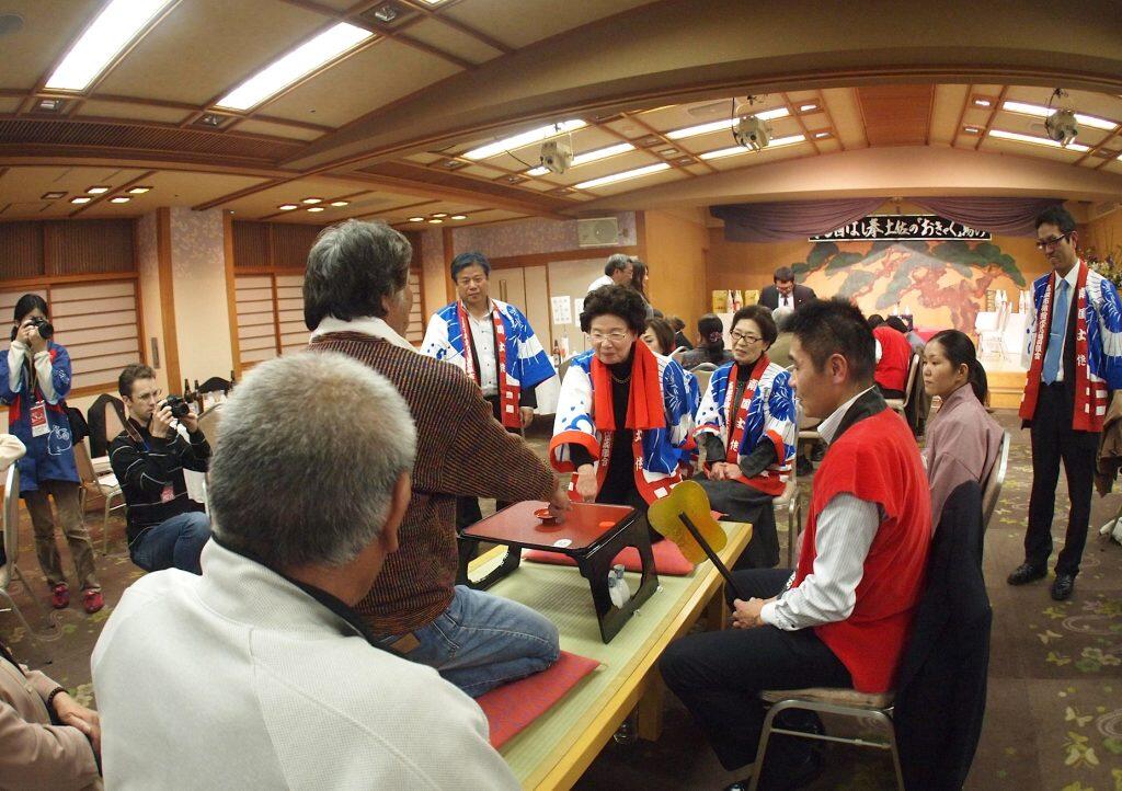 土佐の酒席には欠かせない伝統的な遊び「はし拳」