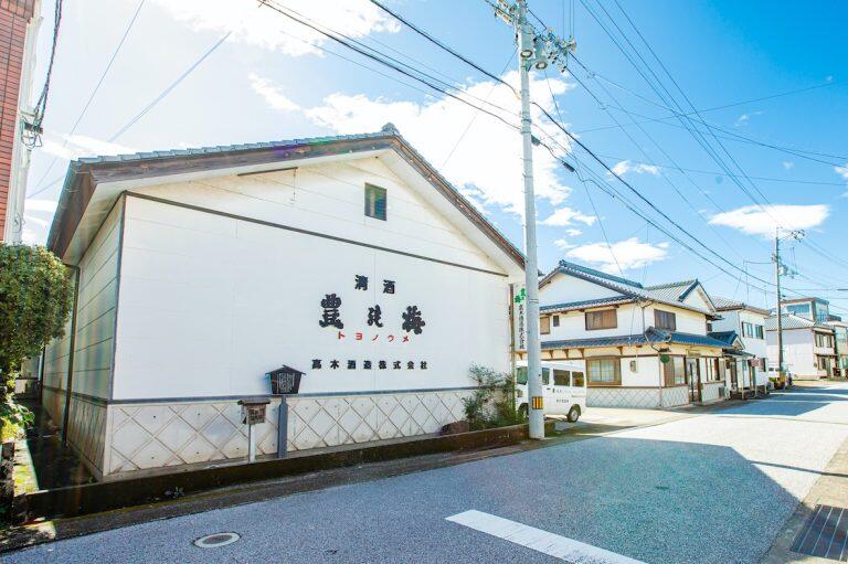 幕末の絵師・弘瀬金蔵の作品を展示している『絵金蔵』や趣のある芝居小屋『弁天座』、歴史を感じる商家や蔵などが立ち並ぶ香南市赤岡町