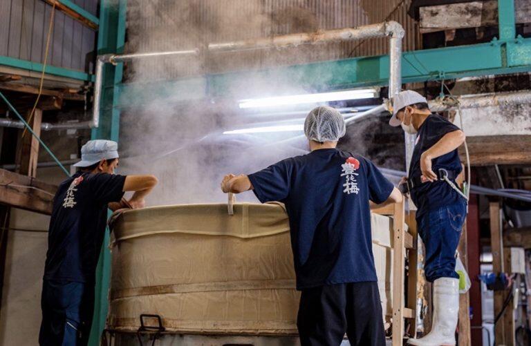 2021年には土佐宇宙酵母を水深約6200メートルの海底で約4ヶ月間保存した酵母を使った「土佐宇宙酒 特別純米酒 空と海」を生み出す