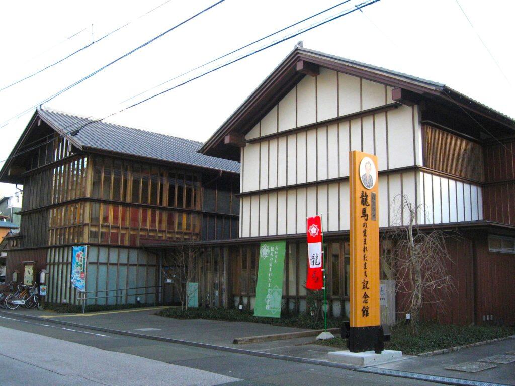 土佐弁の観光ガイドと巡る楽しいまち歩きツアー